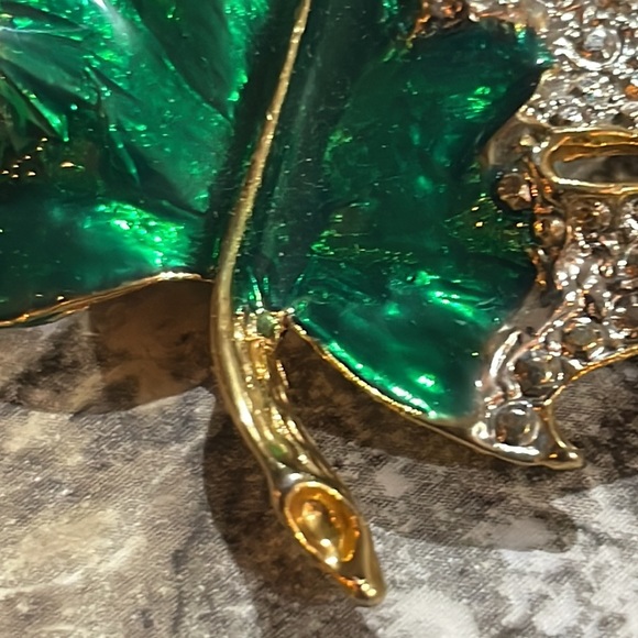 Maple Leaf Brooch in Green enamel and Gold tones - Picture 3 of 7